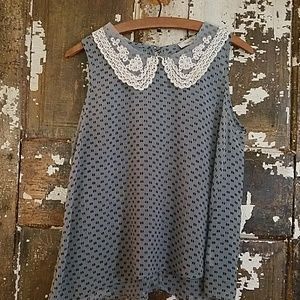 Cute little lace collar top, nice and flowy